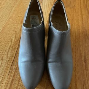 Naturalizer grey/silver ankle boot 9.5